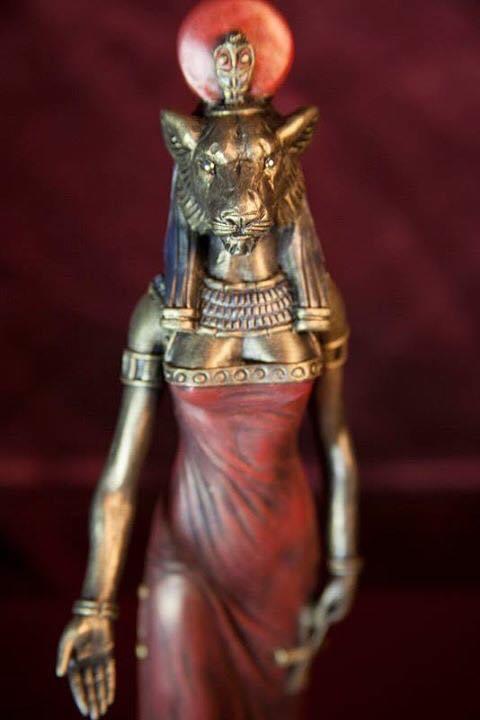 a statue of a woman
